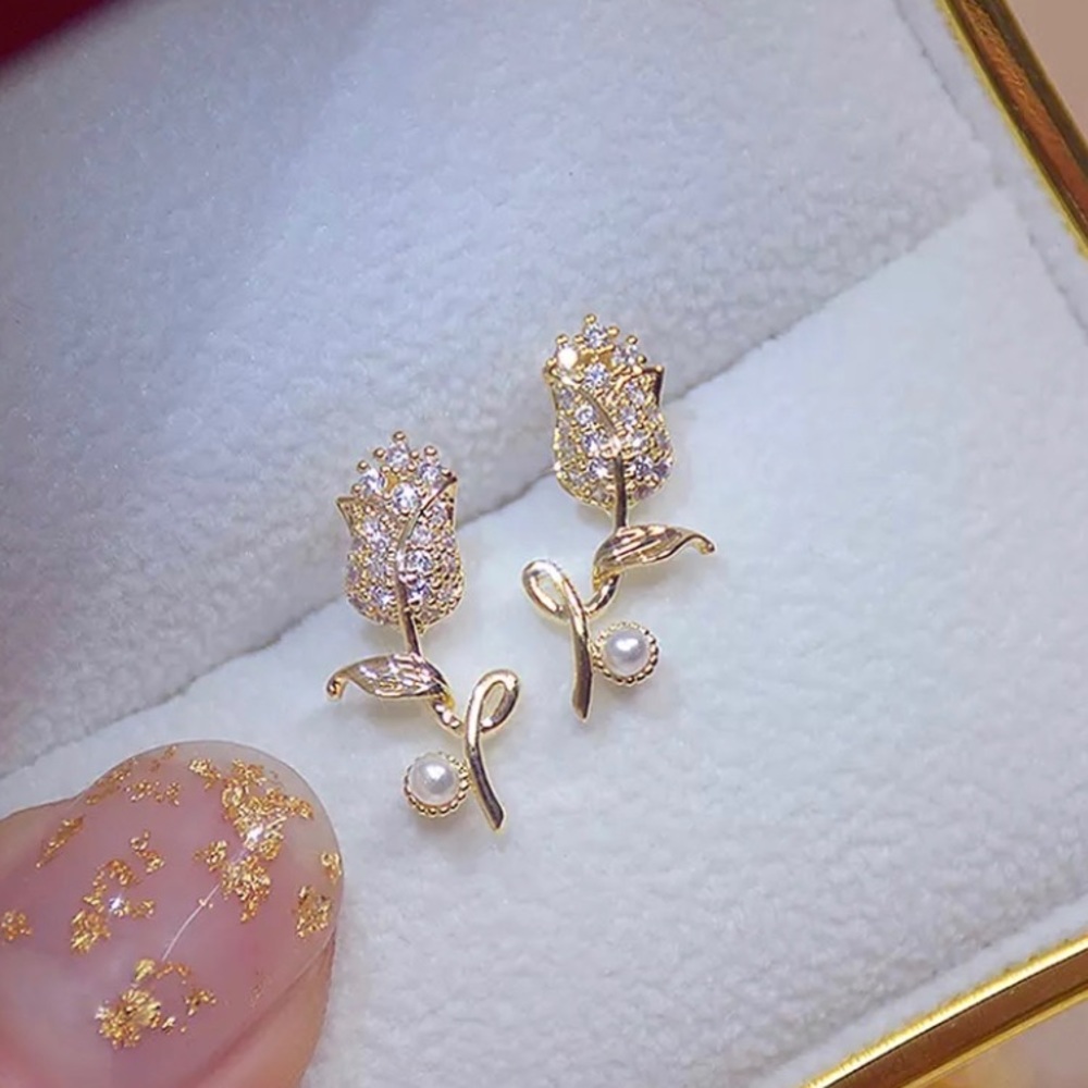 Feel Confident | Captivating Tulip Floral Faux Pearl Earrings / Accessories
